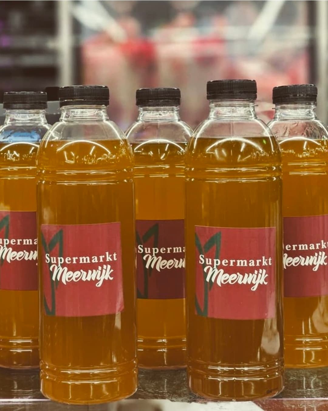 Flessen vers sap bij Supermarkt Meerwijk