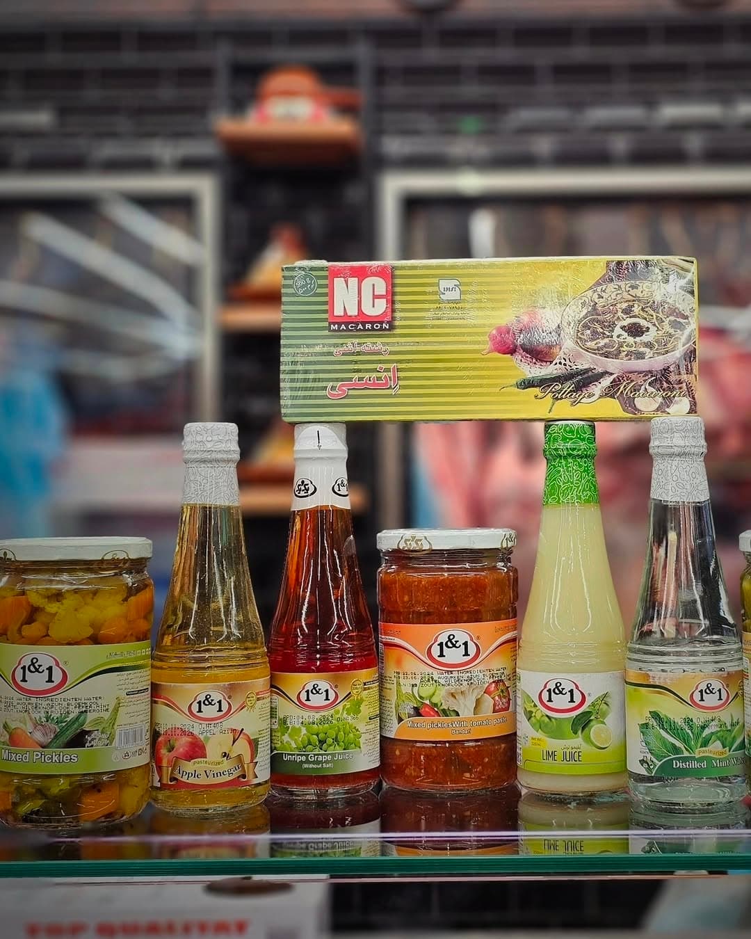 Schap met sauzen en smaakmakers bij Supermarkt Meerwijk